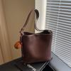 Bolso Grande de Mujer para Otoño e Invierno, Versátil Modelo Nuevo 2026, Bolso de Hombro Cruzado Sencillo, Bolso Cubo Retro de Moda
