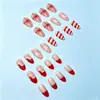 Arte de uñas con temática navideña: Diseños de copos de nieve en tonos nude, rojo y blanco, perfectos para crear un ambiente festivo. Opciones mayoristas disponibles para ventas transfronterizas. Incluye gorro de Navidad y lazo para regalo