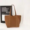 Bolso Grande de Remaches Retro 2025 Otoño e Invierno Nuevo Estilo Bolso de Hombro de Pana para el Trabajo con un Ambiente Moderno y Elegante
