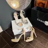 Sandálias de salto alto prateadas de uma tira para mulheres, novo estilo verão 2026, sexy, com salto médio fino, design elegante e plataforma à prova d'água