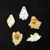 Broche de flores com folhas de rosto sorridente de amor criativo transfronteiriço desenho animado fofo pequeno fantasma presente de Halloween emblema de metal