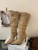 Botas sexy de camurça com bico fino, plissadas e empilhadas para mulheres, botas de moda de salto alto com fivela de cinto, botas de cano alto finas com saltos finos, botas longas estilo europeu e americano