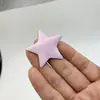 Producto nuevo de fábrica: Tela de color liso pentagrama accesorios DIY, materiales hechos a mano, pequeños elementos de estrella para decoración de ropa y bolsos