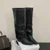 Primeiro Encontro Ji Meilade Bico Fino Calça de Segurança Grossa Leggings Botas Feminino 2026 Novo Retrô Menina Popular Rebites Panturrilha Larga Ciclismo