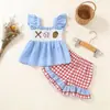 2026 Novo Estilo Conjunto de Verão para Meninas Top de Manga Bufante Off-Shoulder Bordado de Baseball com Acabamento em Renda e Shorts Xadrez Conjunto de Duas Peças
