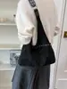 Bolso de mano vintage de gran capacidad para mujer para desplazamientos, estilo diario simple, bolso tote con remaches en el hombro, nuevo 2026 transfronterizo