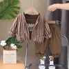 Nova Coleção Primavera 2024 Meninos Cardigan de Listras Verticais Manga Longa Terno de Três Peças Roupa Casual para Bebê Menino Terno de Uma Peça Dropshipping