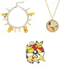 Conjunto de Pulseira, Colar e Broche Temático de Pokemon Pikachu Mercadoria de Anime e Jogo Venda por Atacado