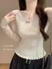 Suéter de punto trenzado con cuello en V de estilo suave para mujer, top base ajustado y favorecedor con volantes para mujer, prenda interior para primavera, otoño e invierno