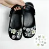 Accesorios para zapatos Croc, piezas para armar tú mismo, flores metálicas tridimensionales de lujo ligero con diamantes y perlas, hebillas de zapato desmontables, decoración de superficie de zapato