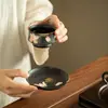 Diseño de lirio pintado a mano con tinta lisa, cerámica negra con ribete dorado, posavasos, tapa y portavasos, accesorios para juego de té de cerámica para uso doméstico, apto para ceremonias de té chinas