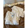 Pijama corto elegante para niña con estampado de conejos, conjunto nuevo de otoño 2026 para mujer con pantalones largos para casa, apto para salir