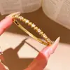 Pulsera de Zirconia Redonda Chapada en Oro Real de 18k Moda Transfronteriza Europea y Americana Pulsera de Mano de Lujo Ligero y Acabado de Alta Gama para el Trabajo Diario para Mujeres