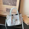 2026 Nuevo Estilo Bolso Cubo Simple Plisado Moda Primavera y Verano Bolso de Hombro Cruzado Bolso de Mano de Cuadros Nicho Bolso Pequeño para Mujeres