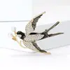 Broche de Andorinha em Liga de Metal com Strass e Pérolas Europeu e Americano, Venda Quente Transfronteiriça, Moda Versátil para Roupas Femininas, Alfinete de Broche