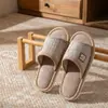 Pantuflas Casuales de Lino para el Hogar para Mujer 2026 Nuevo Estilo Interior Engrosadas Antideslizantes Transpirables Resistentes al Desgaste Suela Suave "Sintiendo como si pisaras Caca" Pantuflas Frescas para Hombre