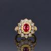 Ventas directas de fábrica anillo de diamantes rojos cepillado bicolor para mujer lujo de alta gama sentido artesanía de oro tallado anillo de rubí de imitación