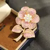 Broche Flor de Cristal Rosa Totalmente Cravejado de Diamantes de Luxo Exagerado de Alta Qualidade Broche de Lapela Robusto Elegante e Grandioso para Mulheres