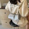 Bolsa Pequena Estilo Western de Luxo para Mulheres 2024 Popular Nova Tendência Coreana Versátil Bolsa Transversal Moda Retrô Pequena Quadrada