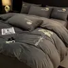 Novo Conjunto de Quatro Peças Bordado Cor Pura de Veludo Cristal Veludo Leite Veludo Bebê Veludo Coral