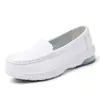 Sapatos de Enfermeira Femininos Sola Macia Respiráveis Brancos Confortáveis Antiderrapantes Resistentes ao Desgaste Não Cansam Palmilha Antiodor Cuidados Médicos Fundo Plano Sapatos de Trabalho