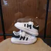 Zapatos infantiles de suela blanda, nuevas zapatillas blancas para primavera y otoño con velcro, zapatillas deportivas casuales para niños y niñas, zapatos ligeros y antideslizantes