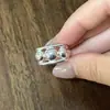 Anel Vazado Vintage com Pedras para Mulheres, Design Moderno e Único, Anel Aberto Ajustável, Anel para Dedo Indicador Estilo Nicho Ins