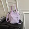 Un bolso bandolera de nailon amarillo brillante y refrescante, un bolso tote informal de estilo japonés, perfecto para el uso diario y las salidas, un bolso de hombro versátil y vibrante
