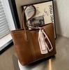 Bolsa Popular de Grande Capacidade Feminina 2024 Nova Versátil Moda Portátil Bolsa de Ombro Casual para Trabalho Comutador Bolsa Tote