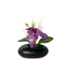 Flores artificiais de jasmim dourado em vaso de pedras para decoração de varanda de casa, flores falsas em um pequeno ornamento de bonsai plano