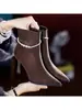 Botas Curtas de Salto Alto Bico Fino para Mulheres no Outono e Inverno Novo Estilo Salto Agulha Strass Uma Linha com Zíper Lateral Camurça Elegante Versátil Moda Botas