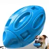 Juguetes Chirriantes para Perros, Forma de Balón de Rugby Chirrido Fuerte Juguete Masticable para Masticadores Agresivos, Caucho con Aroma a Res Juguete Interactivo para Buscar y Tirar, Pelota Duradera que Chirría al Apretarla para Perros Pequeños, Medianos y Grandes
