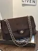 2026 Nuevo Bolso de Hombro Pequeño Estilo Chanel Clásico Versátil Moderno Elegante con Piel de Lichi Acolchada y Correa de Cadena para Mujer