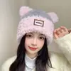 Gorro de Felpa con Orejeras Rayado y Bloques de Color para Otoño e Invierno de Mujer con Parche Decorativo de Tela de Oreja de Dibujos Animados 3D, Lindo, Cortavientos y Cálido