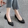 Sapatos de Trabalho de Salto Alto Grosso Preto Outono para Mulheres 2025 Novos Versátil Couro Macio Salto Baixo Bico Fino Sapatos de Couro para Mulheres