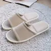 Nuevas pantuflas de cuero de verano, diseño simple para hombres y mujeres, adecuadas para uso doméstico en el dormitorio, antideslizantes, cuero genuino grueso, sandalias de suela suave