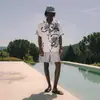 Nueva camisa de verano estilo nicho con estampado de margaritas para hombre, moderna, a la moda, versátil, única, de manga corta y corte holgado