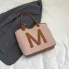 Bolsa de Ombro Tote com Estampa de Letras de Grande Capacidade, Nova Tendência Primavera 2026, Simples, Casual, Estilosa, para usar sob o braço