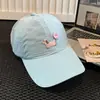 Gorra de béisbol rosa estilo coreano con letras bordadas y rotos, con visera ancha que hace que la cara parezca más pequeña, adecuada para cabezas más grandes, gorra de pico ancho extragrande