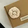 Casaco de tweed estilo Chanel pequeno terno suéter broche tecido vintage floral luxo leve acessórios versáteis de alta qualidade flor