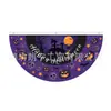 A nova bandeira semicircular de Halloween da Amazon, com desenhos de fantasmas e abóboras, é usada para decorar varandas e pátios de Halloween com faixas.