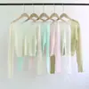 Nuevo estilo Hong Kong de verano retro cuello en V oreja de madera hebilla de perla perezosa lino rústico cárdigan camisa protectora solar camisa de aire acondicionado para mujer