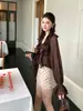 Xiu Xixi Treze Linhas Outono 2026 Elegante Chiffon Gravata Emagrecedora Blusa com Babados 89887