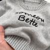 Novo Conjunto de Duas Peças Infantil Casual Versátil com Top de Tricô com Letras e Suéter Gola Redonda