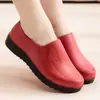 Zapatos populares de PVC para madres de mediana edad y ancianos, cómodos para usar al aire libre, antideslizantes, de suela blanda, mocasines de trabajo impermeables