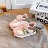 Sapatos de menina, sapatos casuais infantis, novos tênis esportivos para primavera e outono de 2026, respiráveis, sola macia, sapatos casuais para bebês, modernos