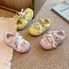 Zapatos Andadores Nuevos para Bebé Primavera y Otoño Zapatos Infantiles de Suela Blanda Zapatos de Entrenamiento Alemanes Zapatos Deportivos Retro para Niñas Zapatos de Plataforma Versátiles
