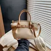 Bolsa de Mão Vintage Plissada Texturizada Nova da Moda Primavera 2026 Bolsa Tote Feminina Bolsa Transversal Versátil