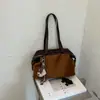 Bolso de hombro de moda con textura mate 2026 para mujer, un bolso de axila de alta gama y nicho con un diseño retro y minimalista, adecuado para llevar al hombro o en la mano