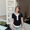 Camiseta de Renda Versátil com Ombro Direito de Manga Curta para Mulheres Verão 2025 Suéter de Seda Gelada com Laço Doce e Picante
